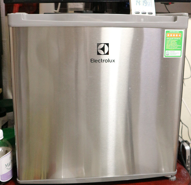 Tủ lạnh mini Electrolux 50l EUM0500SB có tốt không