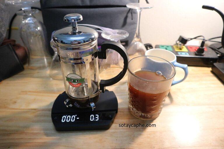 pha cà phê với bình pha cà phê kiểu pháp french press